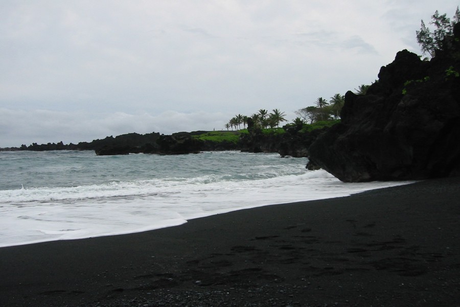 ../image/pailoa beach at waianapanapa park.jpg